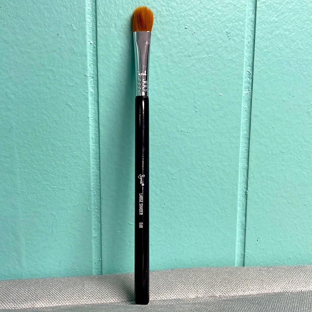 SIGMA BEAUTY LARGE SHADER BRUSH E60